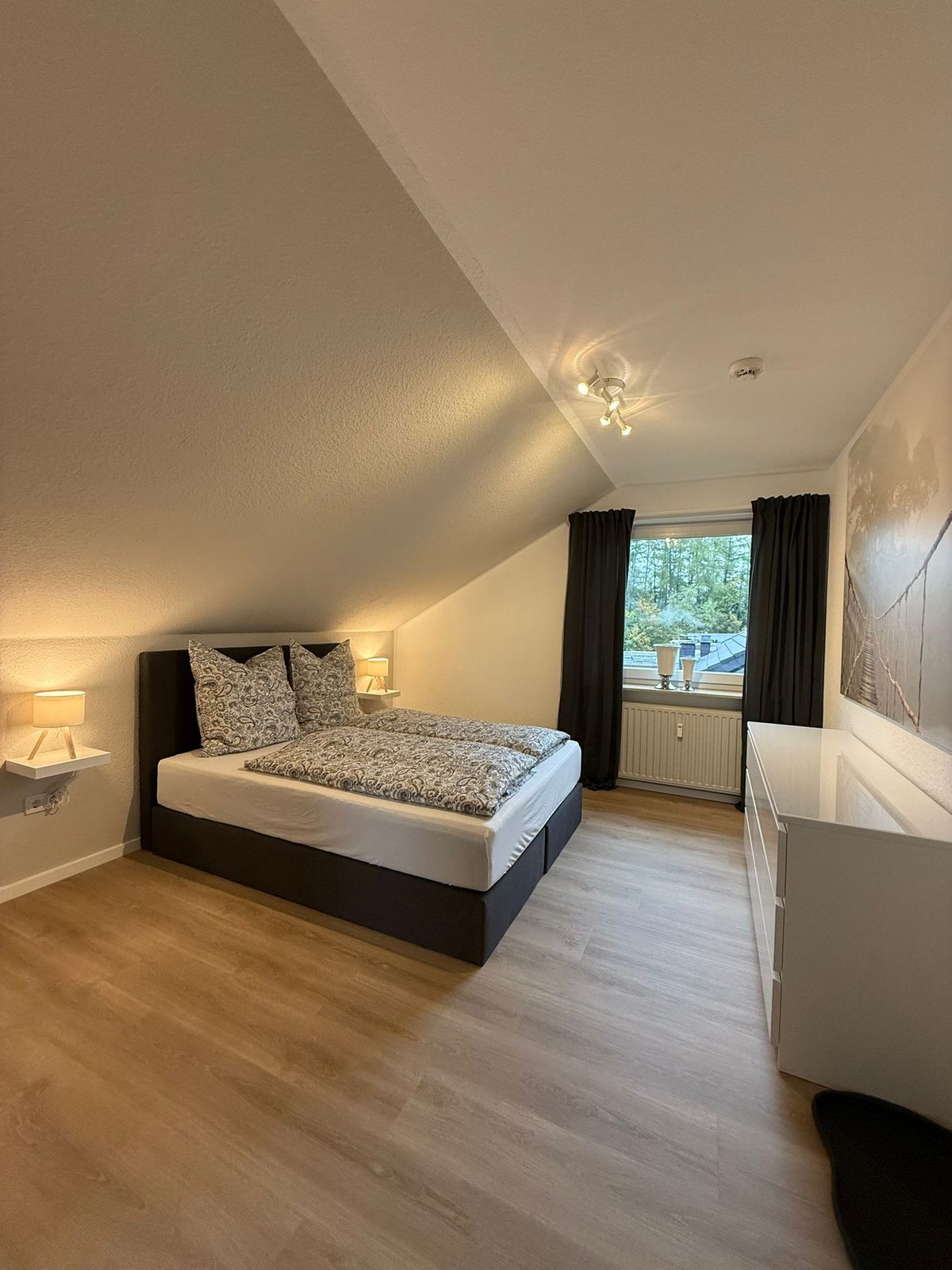 Schlafzimmer im Dachgeschoss nach Renovierung in Willingen