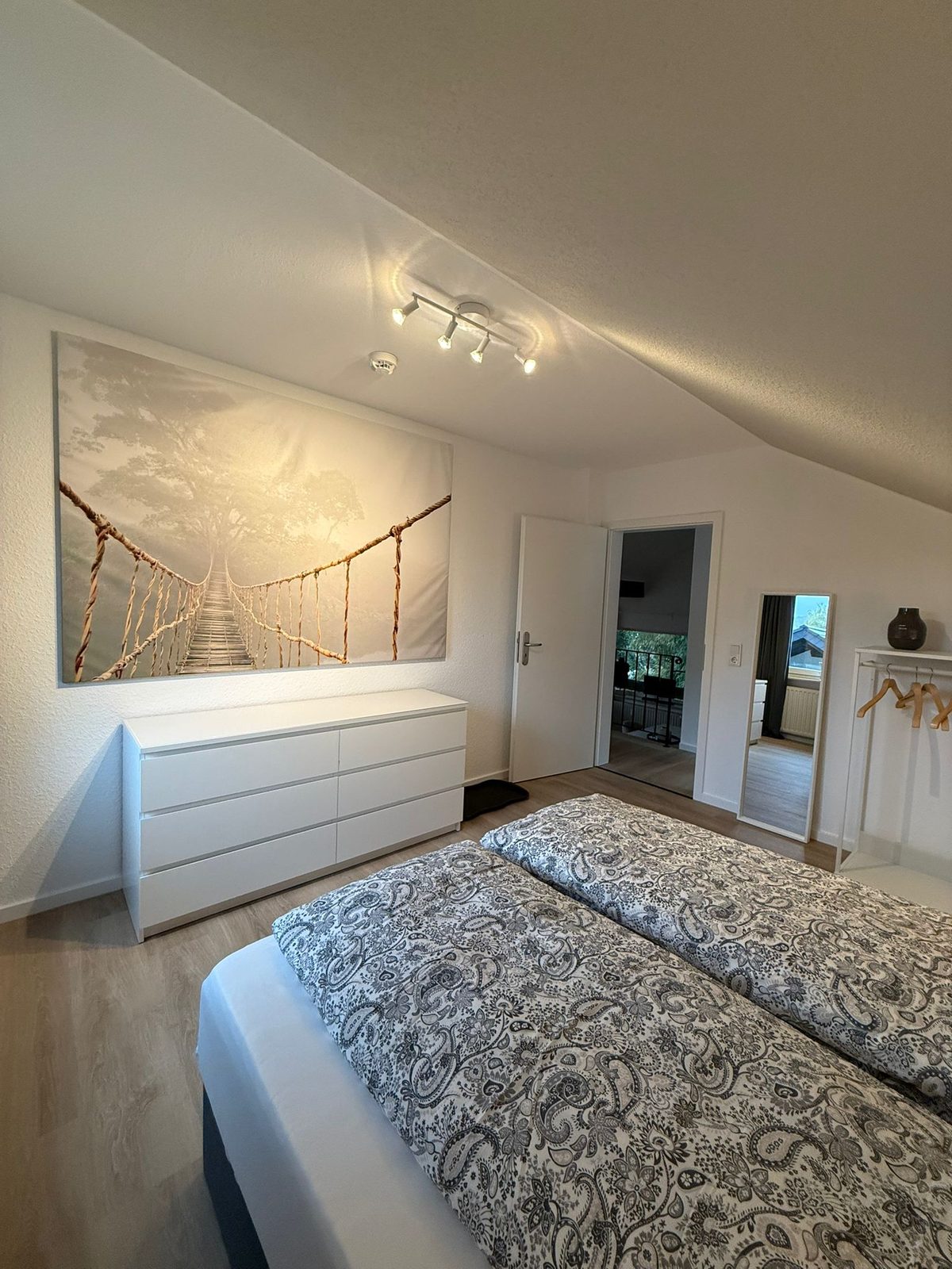 Helles Schlafzimmer nach Renovierung